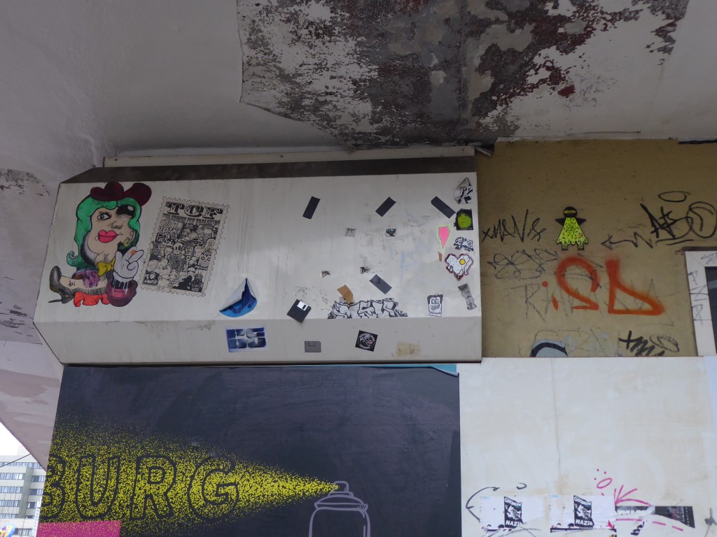 Immer noch klebt an der Fassade der ehemaligen Stadtbibliothek Streetart von unterschiedlichen AkteurInnen.