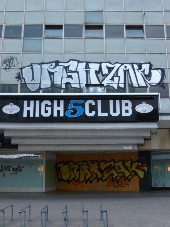 2016 fotografiert. Die Außenfläche des seit 2015 leer stehenden Gebäudes wird für Graffiti genutzt.