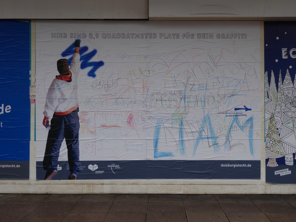 Im Dezember 2019 bietet die Imagekampagne DUISBURG IST ECHT 8,9 Quadratmeter mit weißem Papier überzogene Spanplattenfläche für Graffiti an.