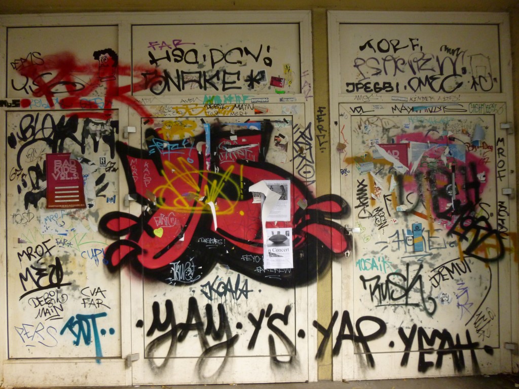 Streetart, 2016 fotografiert, aber schon sehr lange am Gebäude der alten Stadtbibliothek, das seit dem Umzug 2015 leer steht.