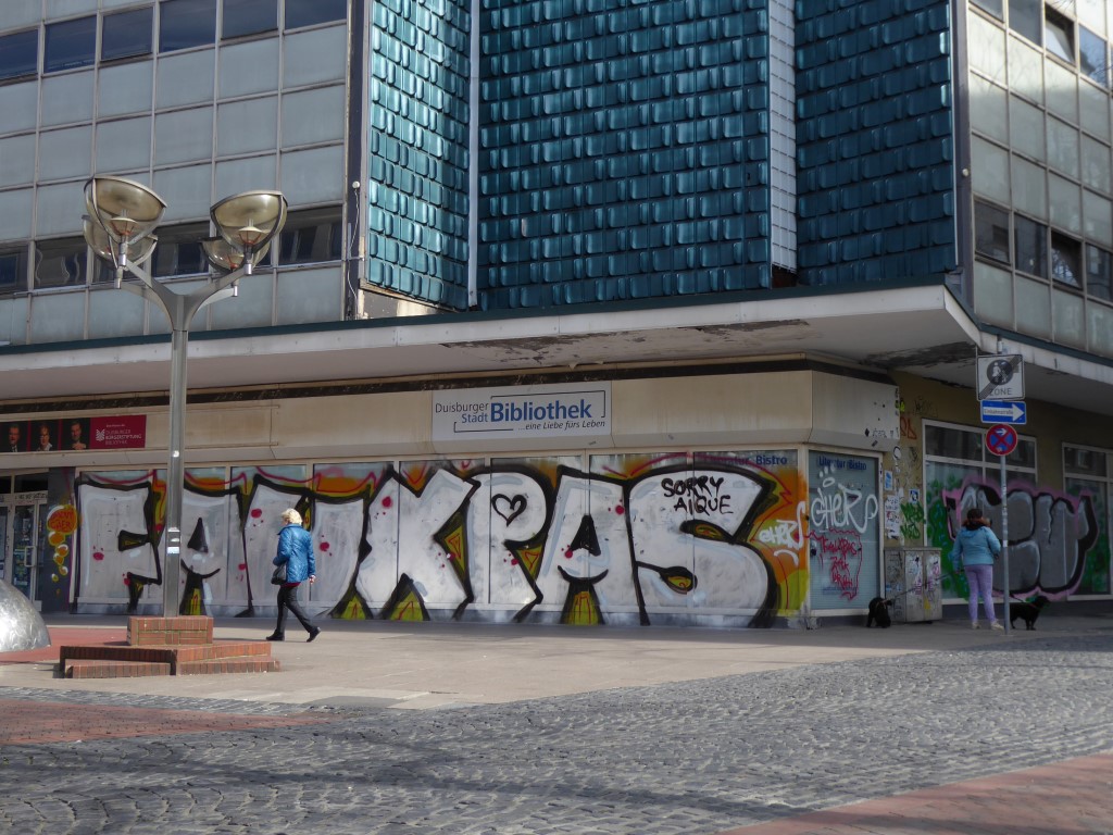 2017 fotografiert. Die Außenfläche des seit 2015 leer stehenden Gebäudes wird für Graffiti genutzt.