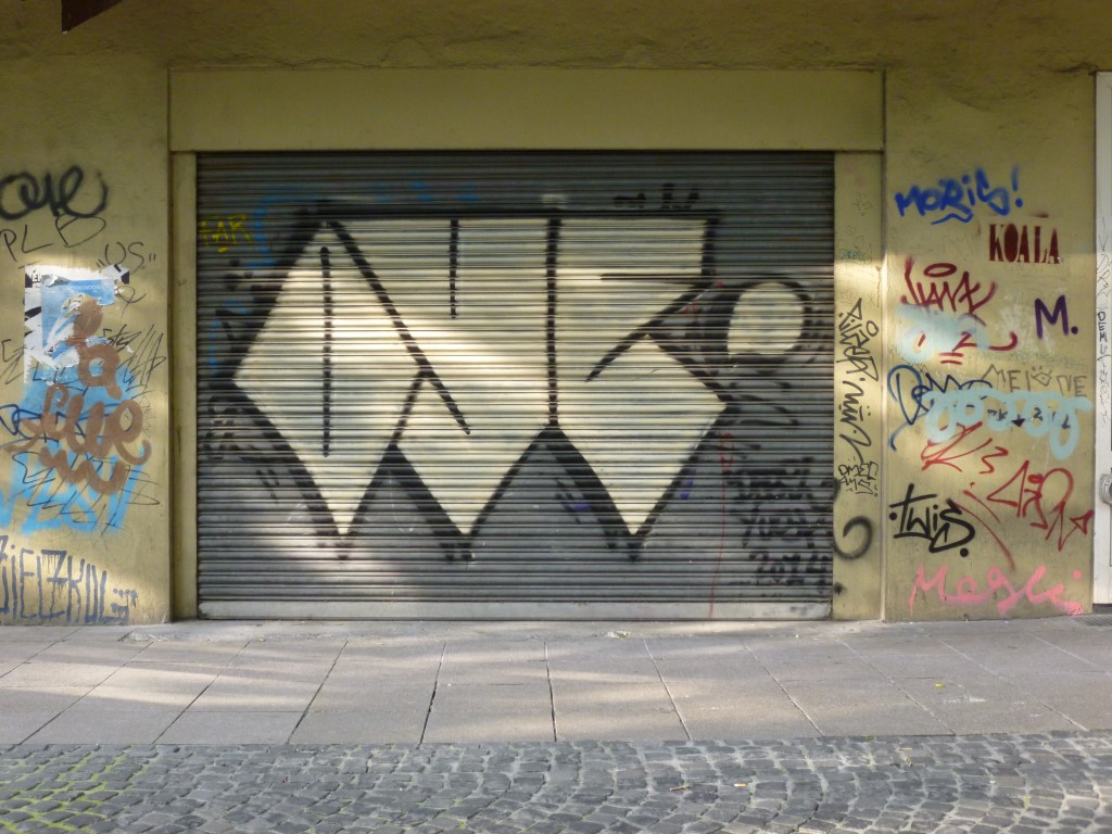 Graffiti, Streetart, 2016 fotografiert, aber schon sehr lange am Gebäude der alten Stadtbibliothek, das seit dem Umzug 2015 leer steht.
