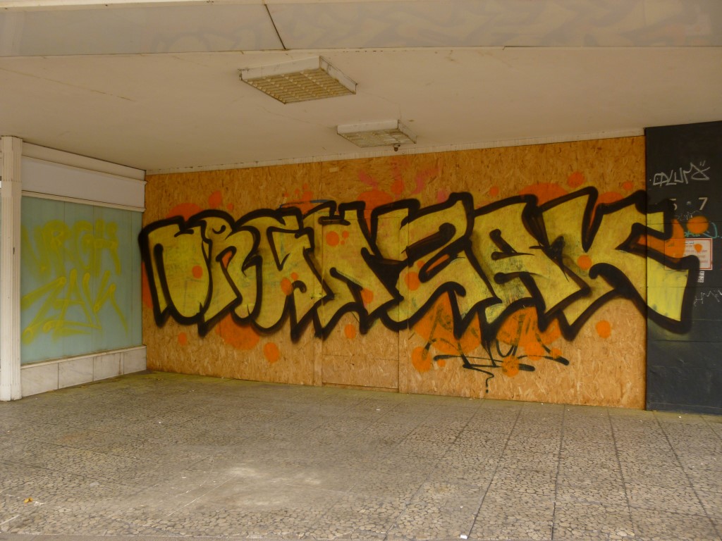 2016 fotografiertes Graffiti auf Spanplatten vor dem ehemaligen Eingang des HIGH5CLUBs.