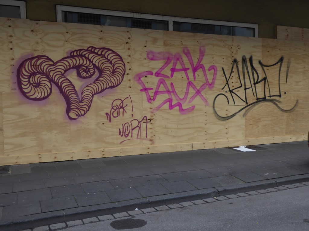 Im Frühjahr 2017 wird die Gebäudefront mit Spanplatten "verschönert", die wiederum für Graffiti genutzt werden.