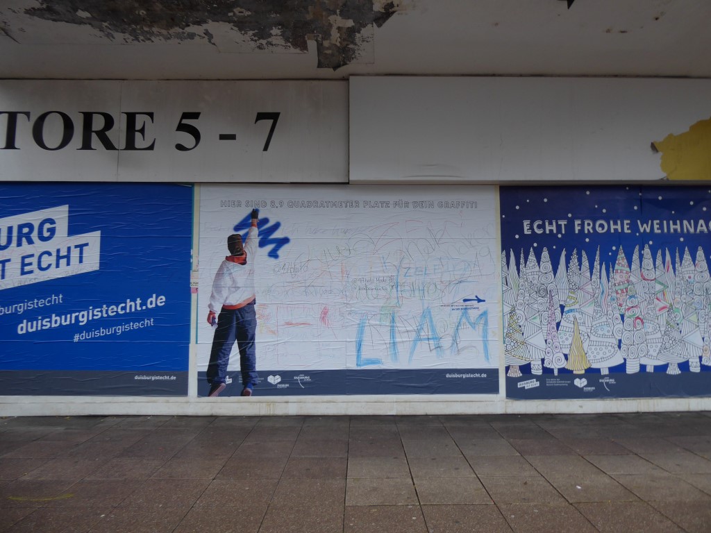 Im Dezember 2019 bietet die Imagekampagne DUISBURG IST ECHT 8,9 Quadratmeter mit weißem Papier überzogene Spanplattenfläche für Graffiti an.