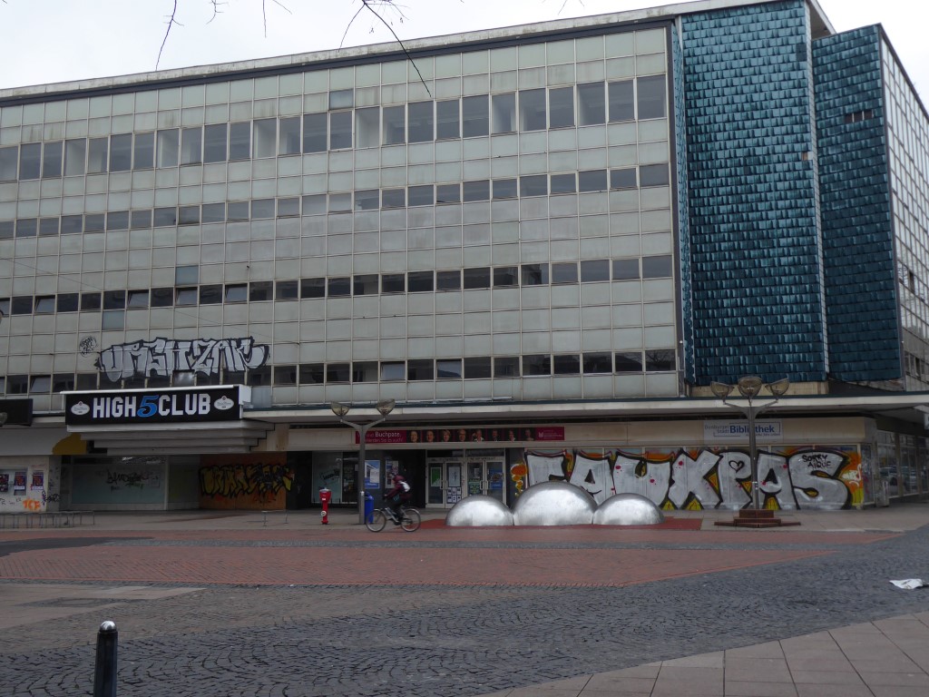 2017 fotografiert. Die Außenfläche des seit 2015 leer stehenden Gebäudes wird für Graffiti genutzt.