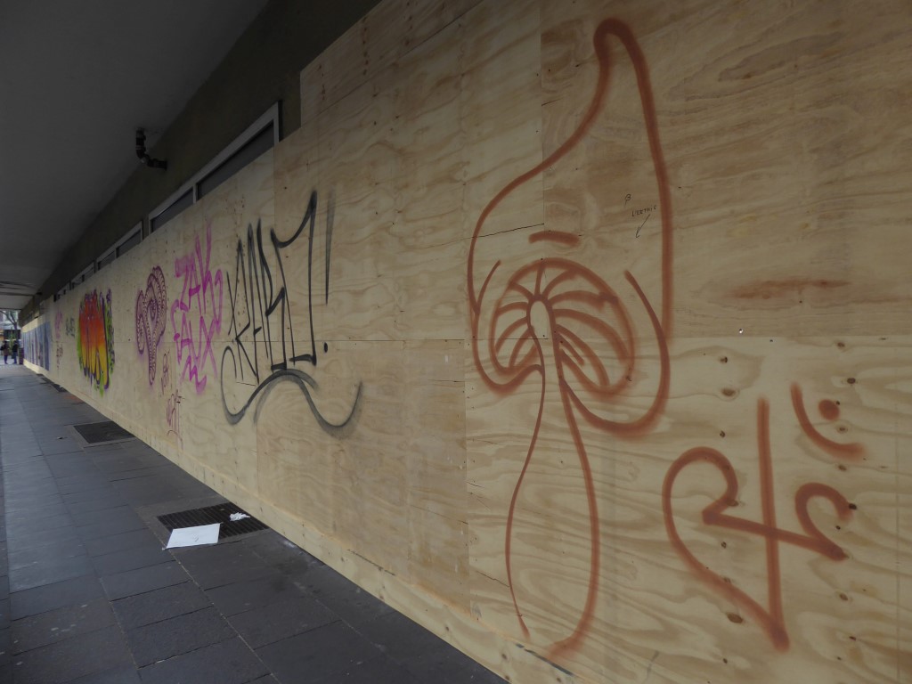 Im Frühjahr 2017 wird die Gebäudefront mit Spanplatten "verschönert", die wiederum für Graffiti genutzt werden.