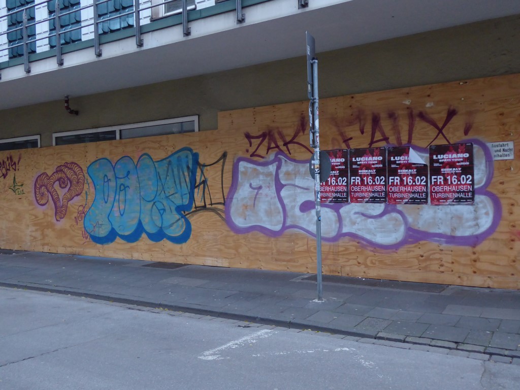 Im Frühjahr 2017 wird die Gebäudefront mit Spanplatten "verschönert", die wiederum für Graffiti genutzt werden.