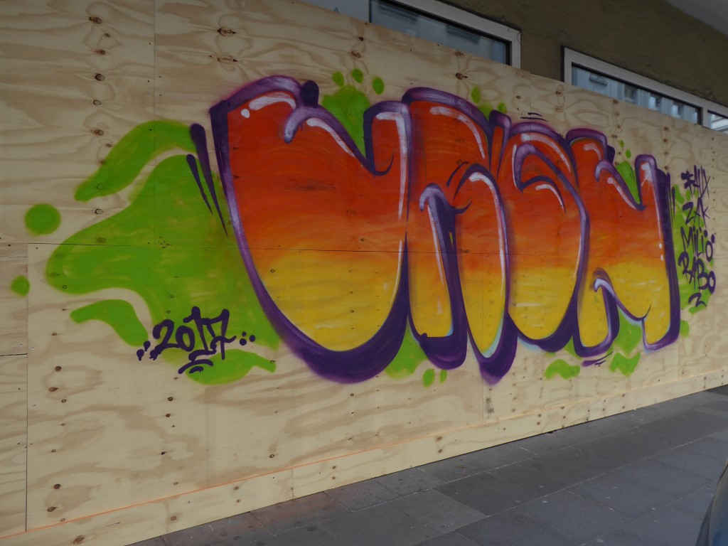 Im Frühjahr 2017 wird die Gebäudefront mit Spanplatten "verschönert", die wiederum für Graffiti genutzt werden.