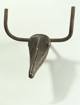 Tête de taureau, Pablo Picasso, selle en cuir et guidon en métal, 33x43x19 cm, 1942.