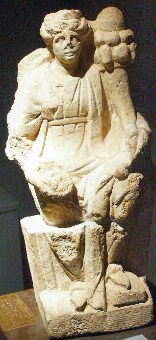 Exemple de l'art celte d'Argentomagus avec cette déesse-mère gauloise en pierre calcaire. Elle porte une corne d'abondance et un patère.