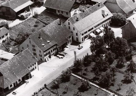 Luftaufnahme zwischen 1949 - 1959 Restaurant Adler und Restaurant Scharfeck - damalige Einmündung Rumlikerstrasse Kempttalstrasse