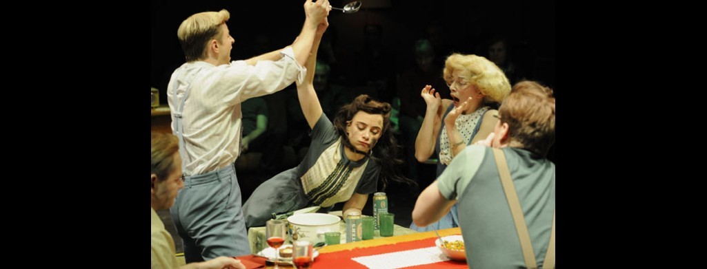 Die bessere Hälfte, Rolle: Theresa Phillips, Regie: Caroline Stolz, Ausstattung: Lorena Díaz Stephens & Jan Hendrik Neidert, Staatstheater Wiesbaden 2014, Foto: Martin Kaufhold, mit: Magdalena Höfner und Fabian Stromberger