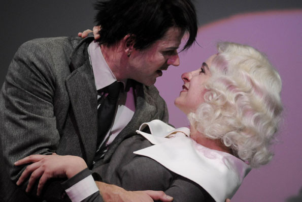 Die 39 Stufen, Rolle: alle Frauenrollen, Regie: Caroline Stolz, Ausstattung: Lorena Díaz Stephens & Jan Hendrik Neidert, Staatstheater Wiesbaden 2008, Foto: Martin Kaufhold, mit: Wolfgang Böhm