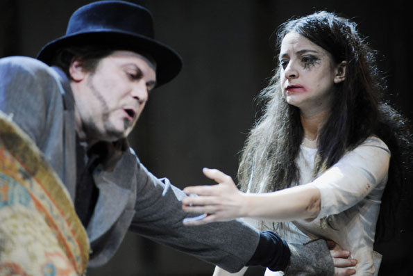 Emilia Galotti, Rolle: Emilia, Regie & Bühne: Ricarda Beilharz, Kostüme: Jelena Miletic, Staatstheater Wiesbaden 2010, Foto: Martin Kaufhold, mit: Uwe Kraus