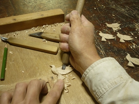 鳩のブローチ手彫り中　 Pigeon brooch　of  Olive wood 