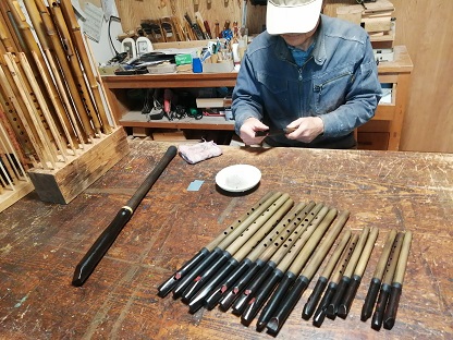 ジャパンホイッスル・真竹製横笛・小龍製作中～黒呂色漆塗リ後の水研ぎ