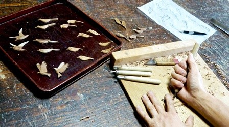 鳥のブローチ手彫り作業