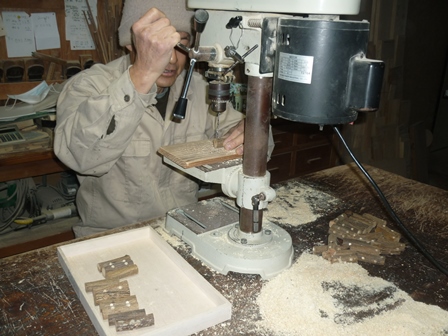 トンビ笛製作中　ドリルによる穴あけ