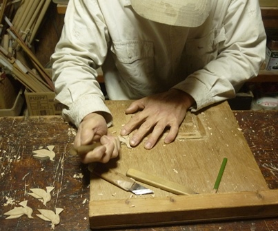 鳩のブローチ手彫り中　 Pigeon brooch　of  Olive wood 