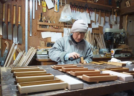 木の筆箱製作中　オイル塗仕上げ