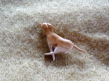 走る犬 オリーブ材