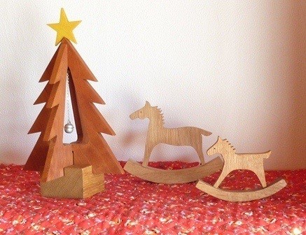 クリスマスツリーと馬