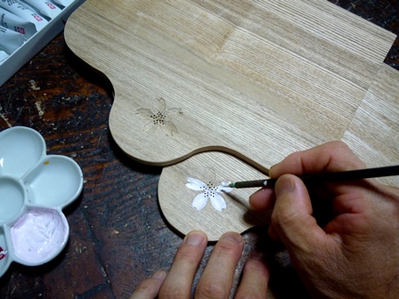 アクセサリーボックスの背板に　桜の花を印刻