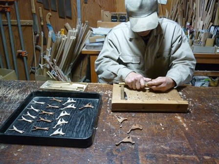 ネコのブローチ手彫り中