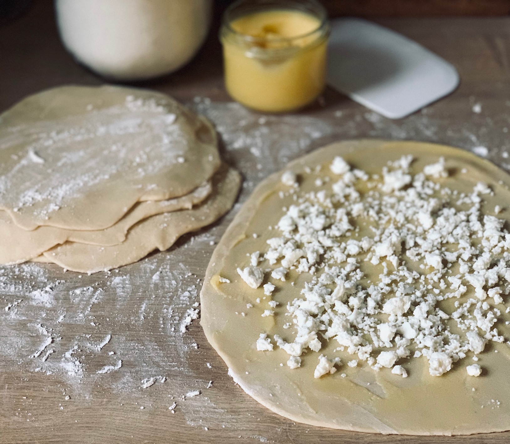 Wenn ihr das Fladenbrot füllen möchtet an dieser Stelle mit etwas Ghee bestreichen und den Fete-Käse darüber streuen...