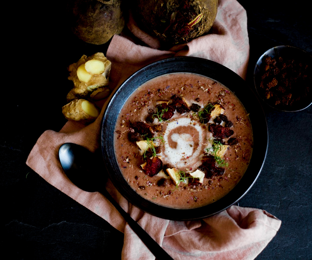 Rote Rüben Suppe mit Apfel & Ingwer