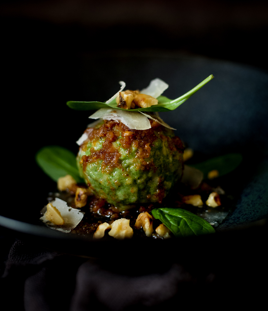 Spinatknödel mit Rollgerstl-Miso-Butter