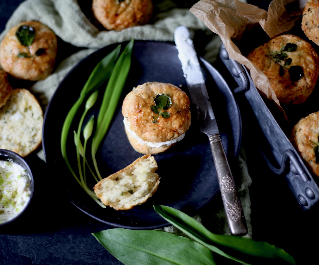 Buttermilch-Scones mit Bärlauch & Schafskäse