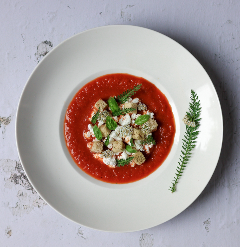 Kaltschale von der Tomate mit Ziegenkäse & Kräutern