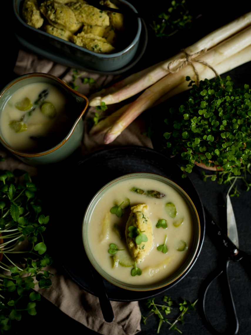 Spargelcremesuppe mit Topfen-Kresse-Nockerl