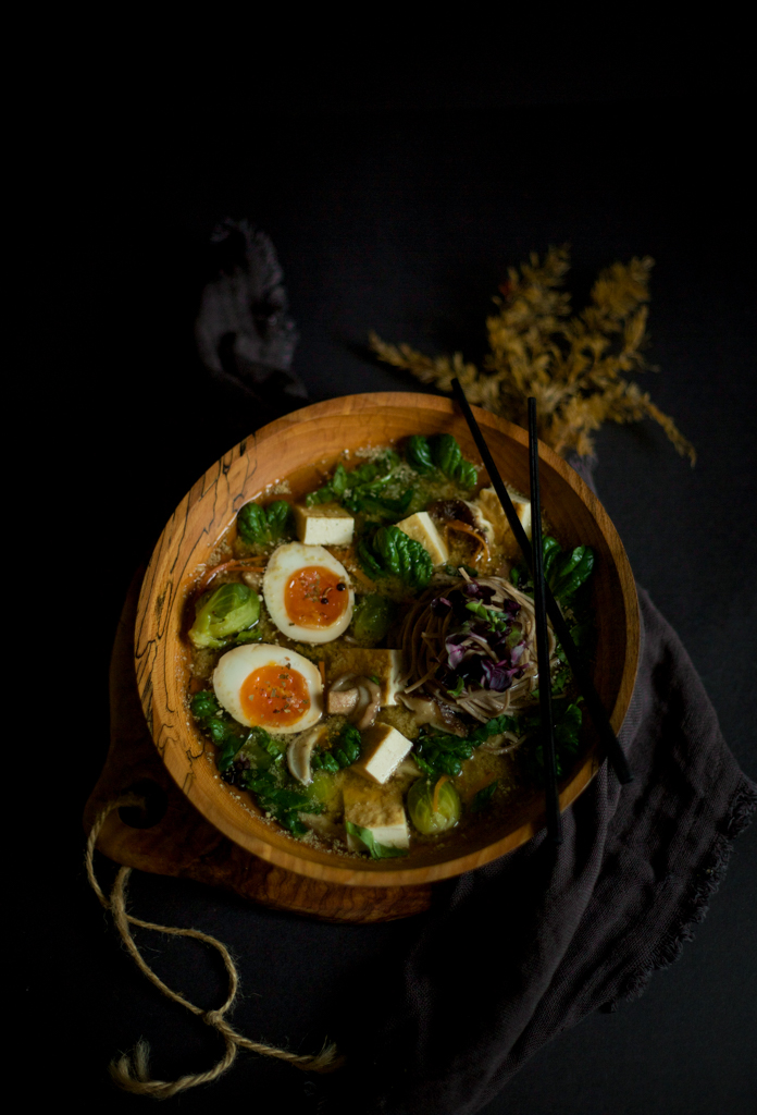 Rollgerstl-Miso-Suppe mit Shoyu-Eiern, Pilzen & Gemüse