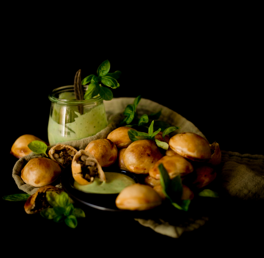 Samosas von Steinpilzen & Pastinake mit Basilikum-Mayo