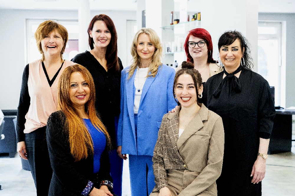  Anja Henningsen, Alicia Senesch, Oksana Berg, Rebecca Venus, Sabine Schumacher.  Vordere Reihe - Hediye Eren-Jodeit, Ruken Shekh Abdi 