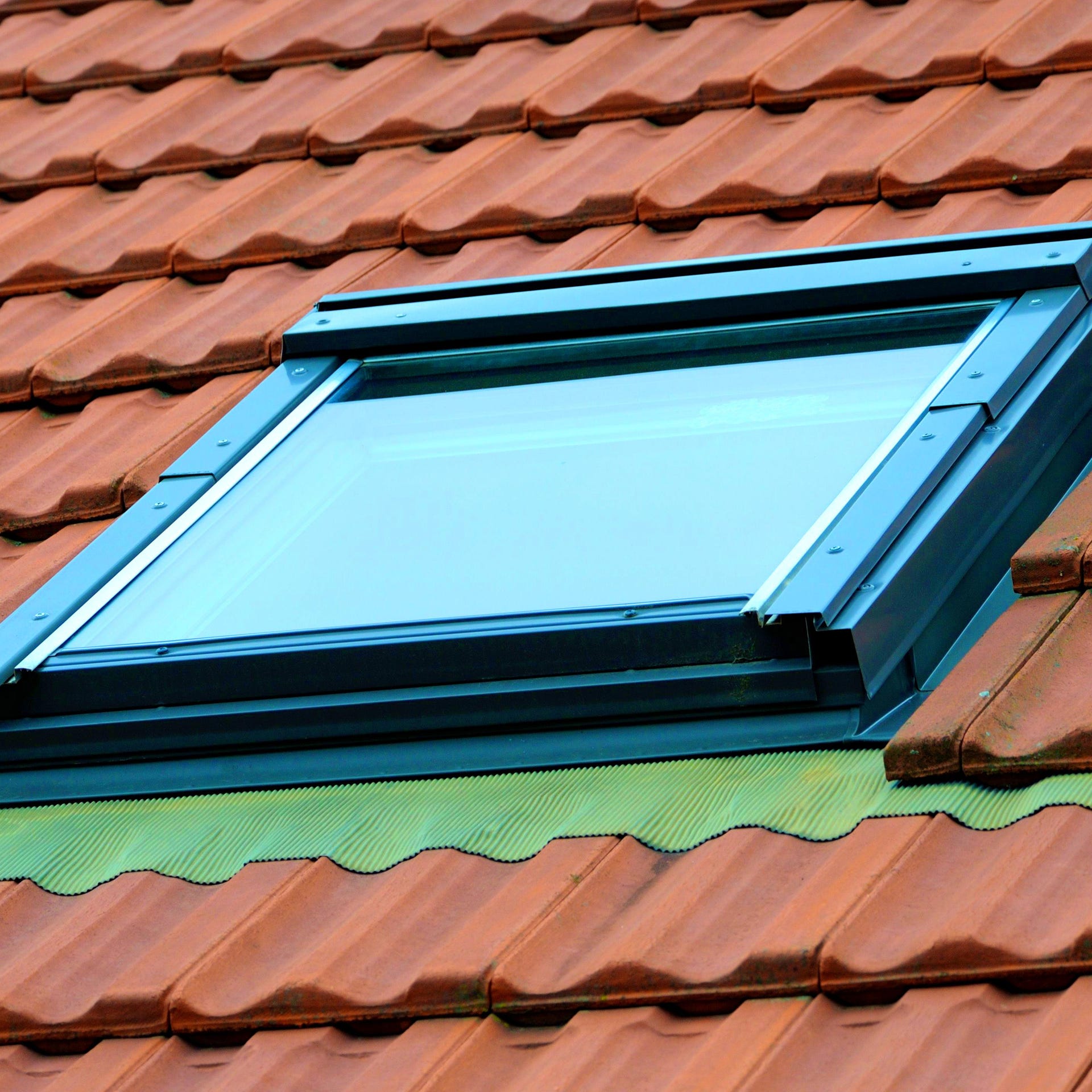Pose de velux afin de laisser passer un éclat naturel et redonner de la clarté à votre intérieure 93.