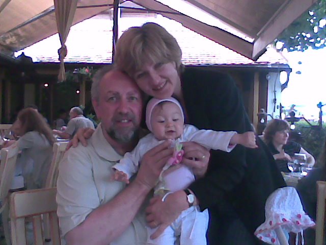 Journalistin Amelia mit Mann und Kind