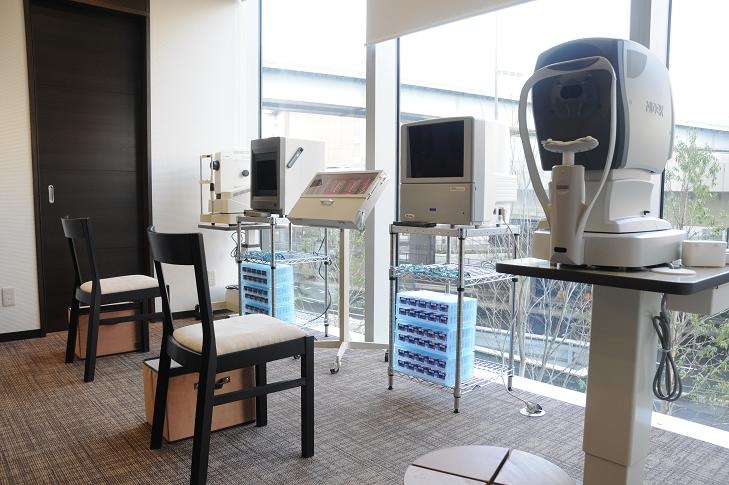 大学病院でも使用される最新の視野検査機械とOCTを導入して、精密な検査を行います