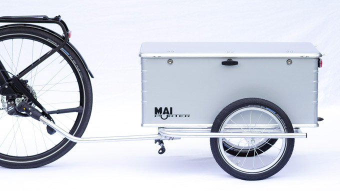 Bike-Boxtrailer Maiporter Z130 an einem Fahrrad angehängt von der linken Seite gesehen
