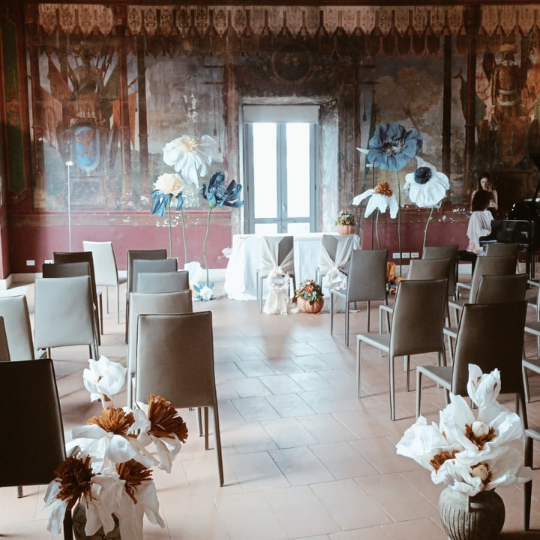 ALLESTIMENTO MATRIMONIO CON FIORI GIGANTI CERIMONIA
