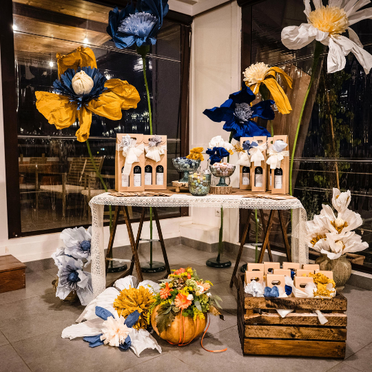 ALLESTIMENTO MATRIMONIO CON FIORI GIGANTI CONFETTATA E BOMBONIERE