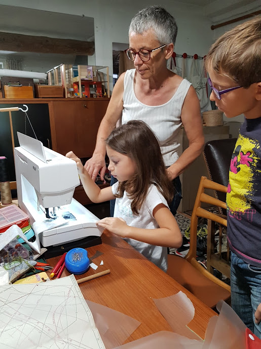 Roxanne sous l'oeil attentif de son frère