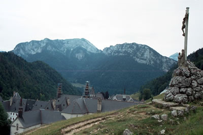 Vanaf de calvarieberg kan een blik geworpen worden op La Grande Chartreuse. Bezoekers mogen de toegangspoort niet passeren.