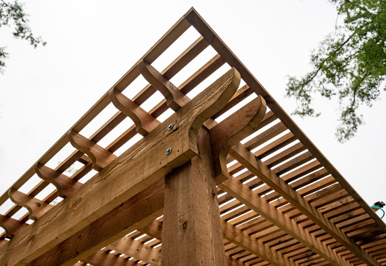 Holzpergola bietet Sonnenschutz