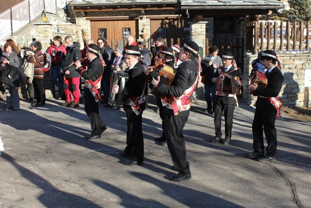 I Sounadur accompagnano il corteo suonando musiche a ballo