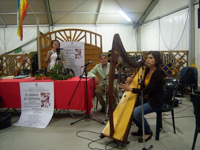 Roberta Pestalozza III classificata con la sua arpa di Viggiano