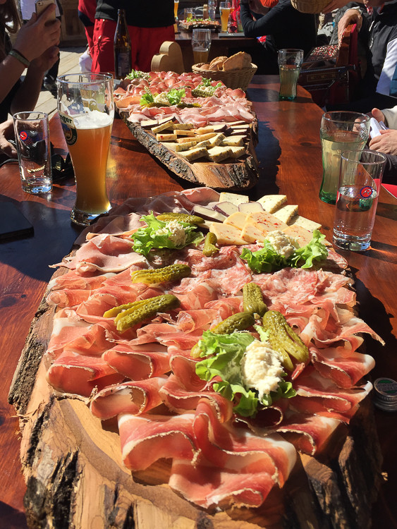 Brotzeit auf der Danielhütte